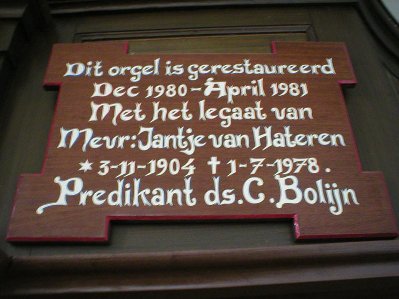 Gedenkplaat aan het orgel: Dit orgel is gerestaureerd dec. 1980-april 1981 met het legaat van mevr. Jantje van Hateren, 3-11-1904 / 1-7-1978. Predikant: ds. C. Bolijn.